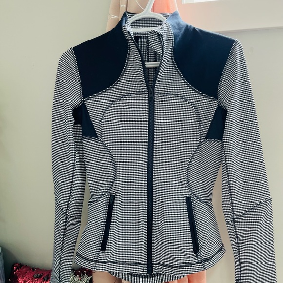 LULULEMON JACKET IN EXCELLENT CONDITION - Picture 2 of 4